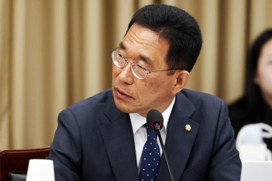 16일 오전 광주지방국세청에서 열린 광주지방국세청, 광주지방조달청 등에 대한 국회 기획재정위원회 국정감사에서 더불어민주당 김주영 의원이 질의하고 있다. [연합뉴스]